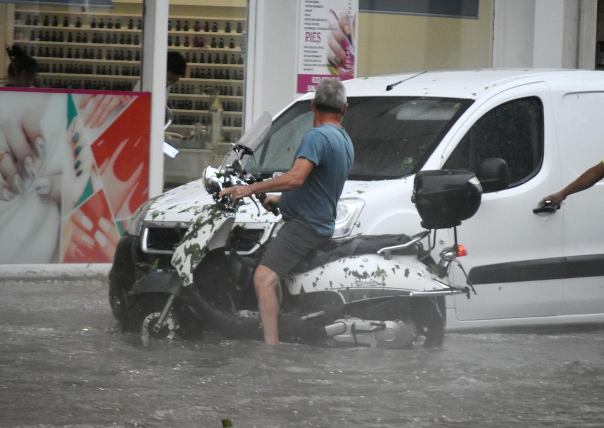 Imagen secundaria 1 - La tormenta descarga con fuerza en Caravaca.