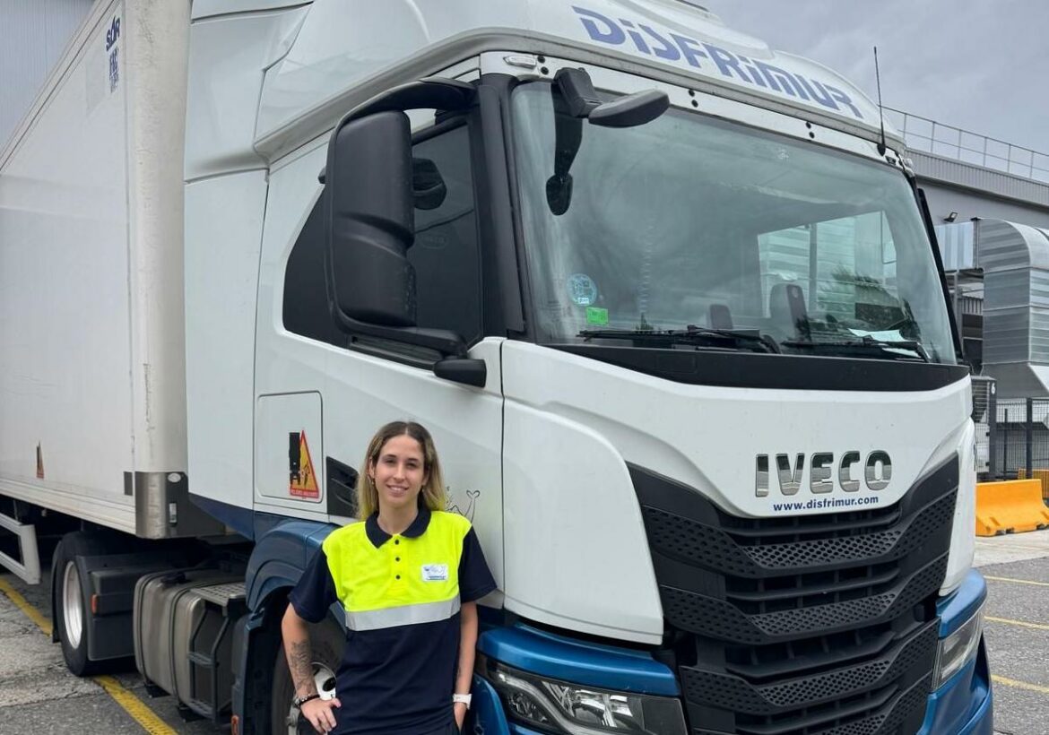 La camionera más joven de España conduce un tráiler murciano: «Me atrajo ver paisajes y conocer sitios nuevos»