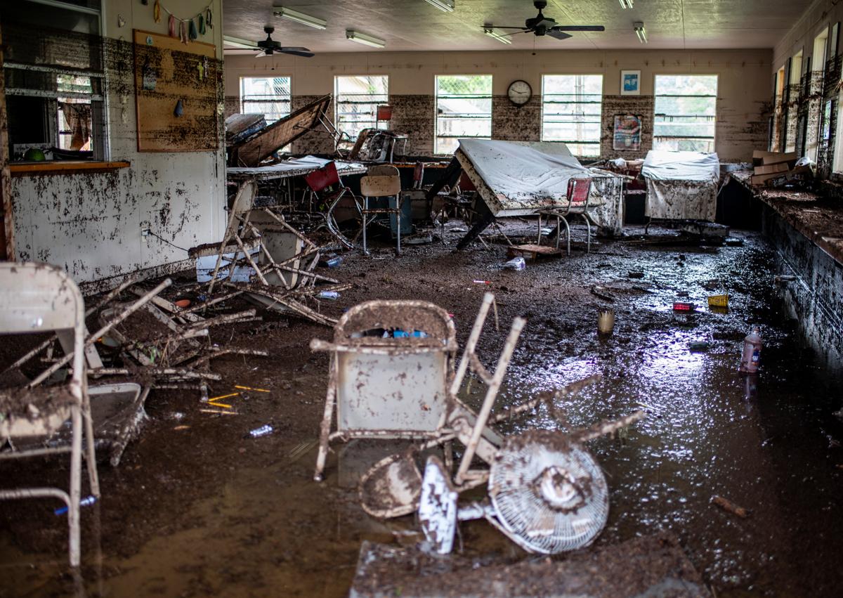 Imagen secundaria 1 - Labores de búsqueda y destrozos en el condado de Kerr.