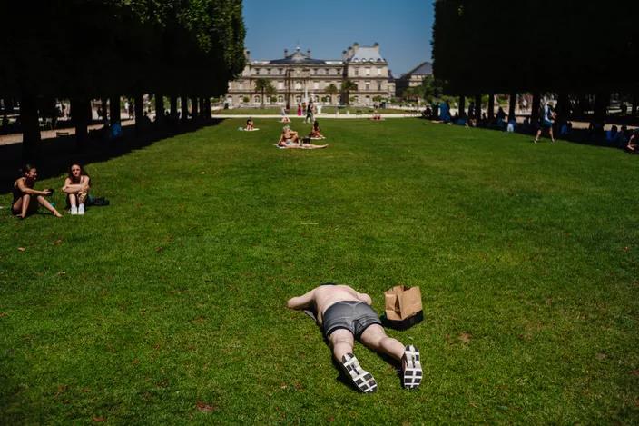Al sol en los jardines de Luxemburgo en París.