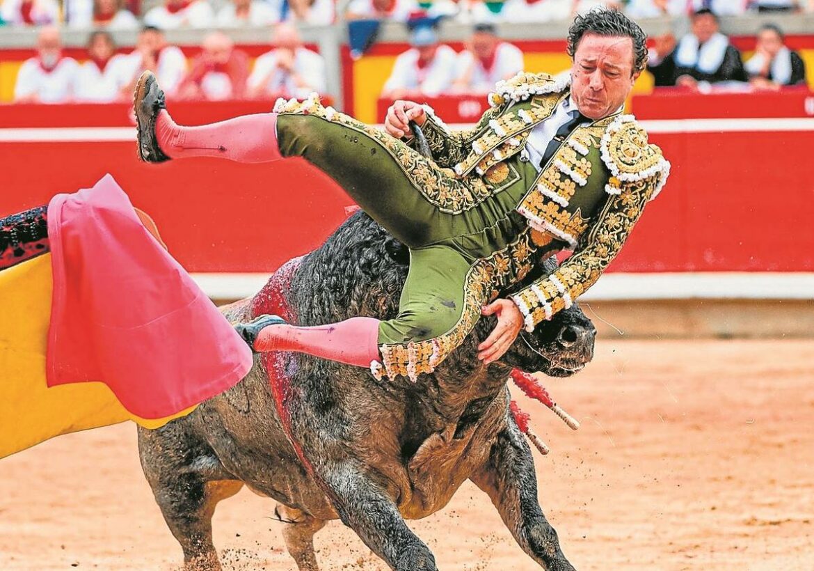 Rafaelillo, ingresado en la UCI tras una cogida en Pamplona