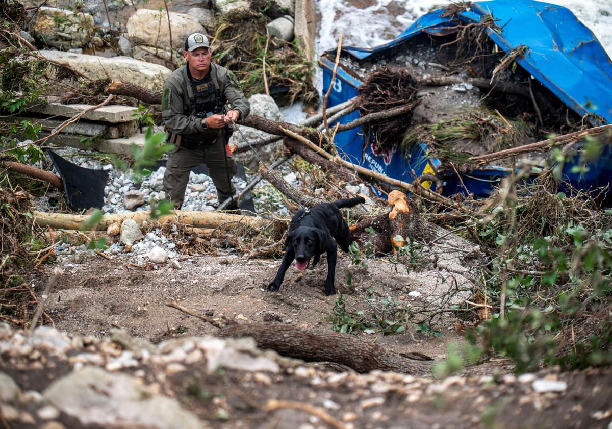 Imagen principal - Labores de búsqueda y destrozos en el condado de Kerr.