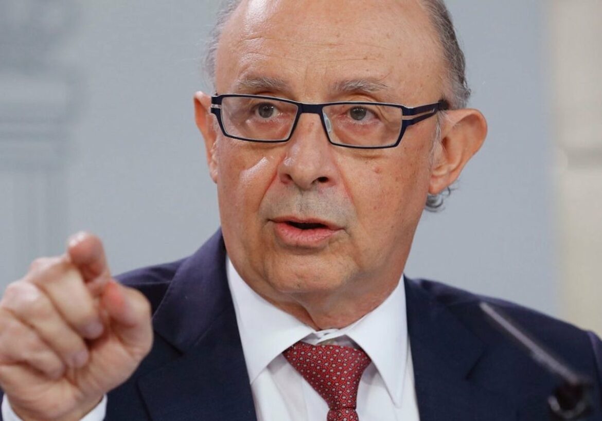Un juez imputa a Montoro y a nueve exaltos cargos de su ministerio por amañar leyes