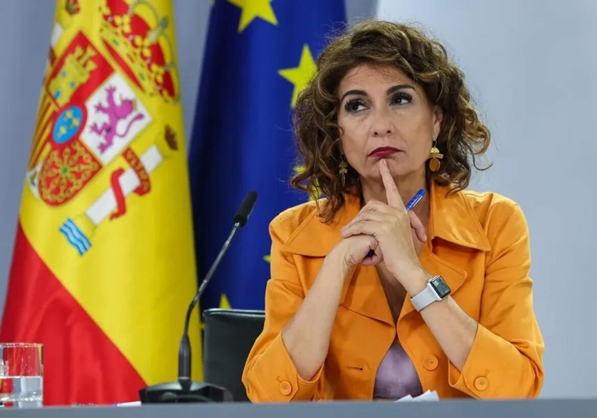 María Jesús Montero fulmina a los dos altos cargos de Hacienda imputados por el ‘caso Montoro’