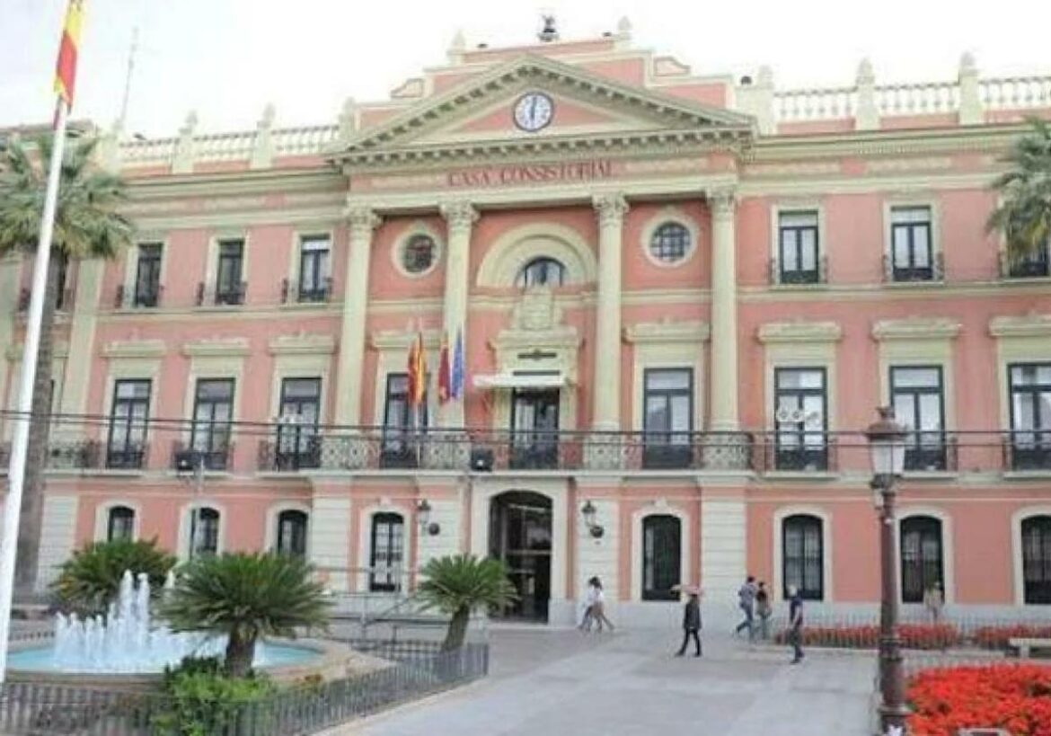 El PP de Murcia acusa al PSOE de gastar en 2022 «más de 735.000 euros en cucharas, delantales y fuegos artificiales»