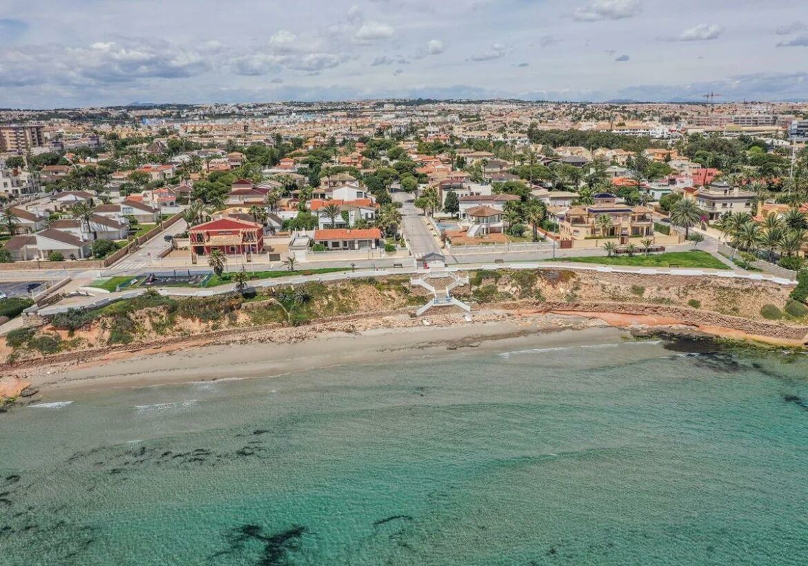 Autorizan el baño en Cala Cerrada tras dos días clausurada por la contaminación del agua
