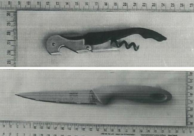 Cuchillo de quince centímetros de hoja y sacacorchos incautados.