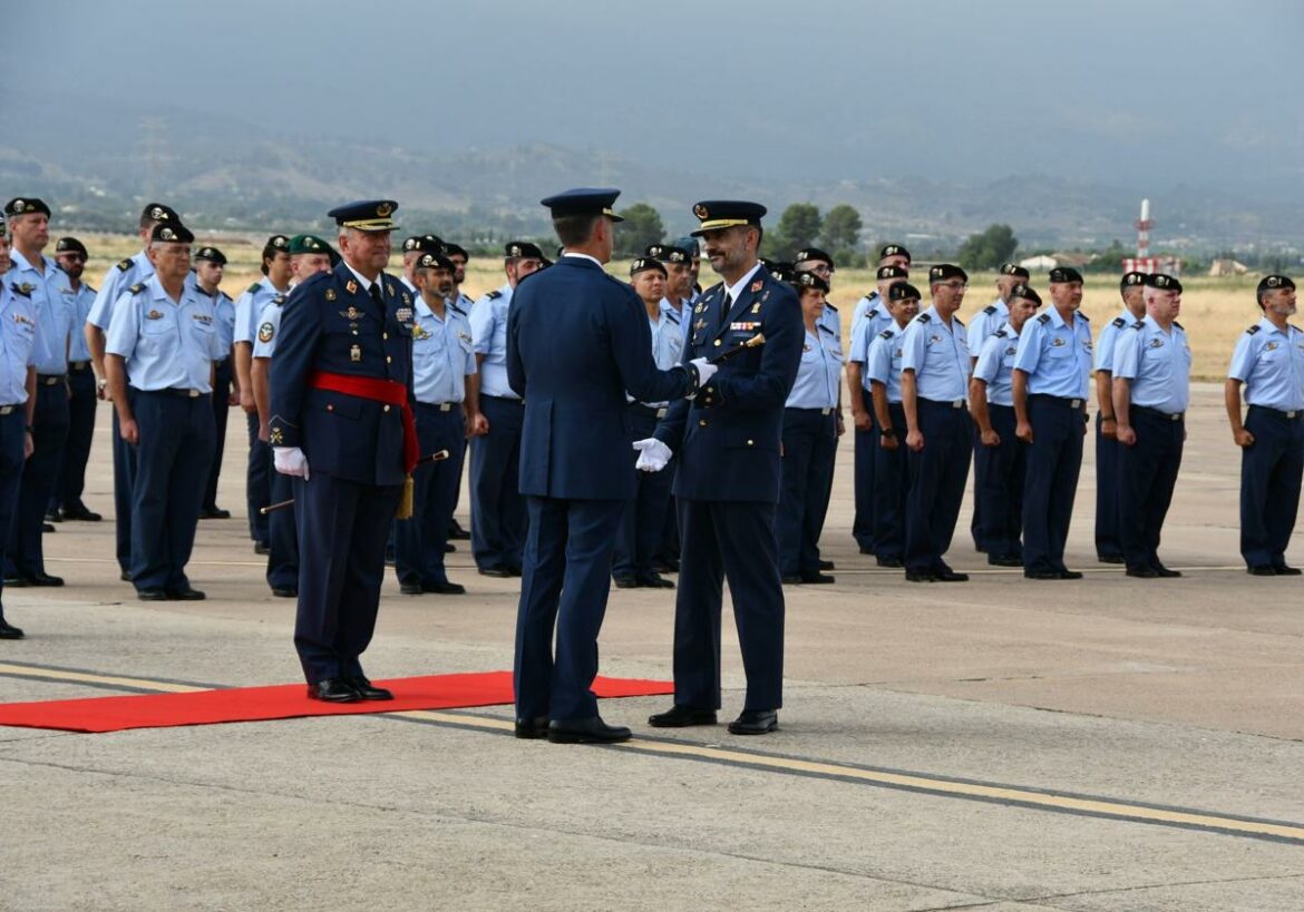 Más de mil militares se hacen paracaidistas en Alcantarilla cada año