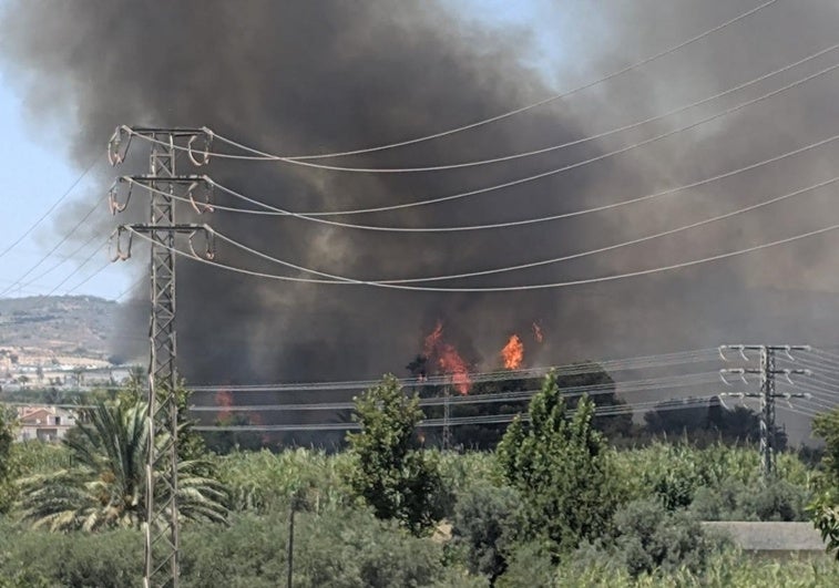 Un incendio en Murcia provoca una gran columna de humo negro