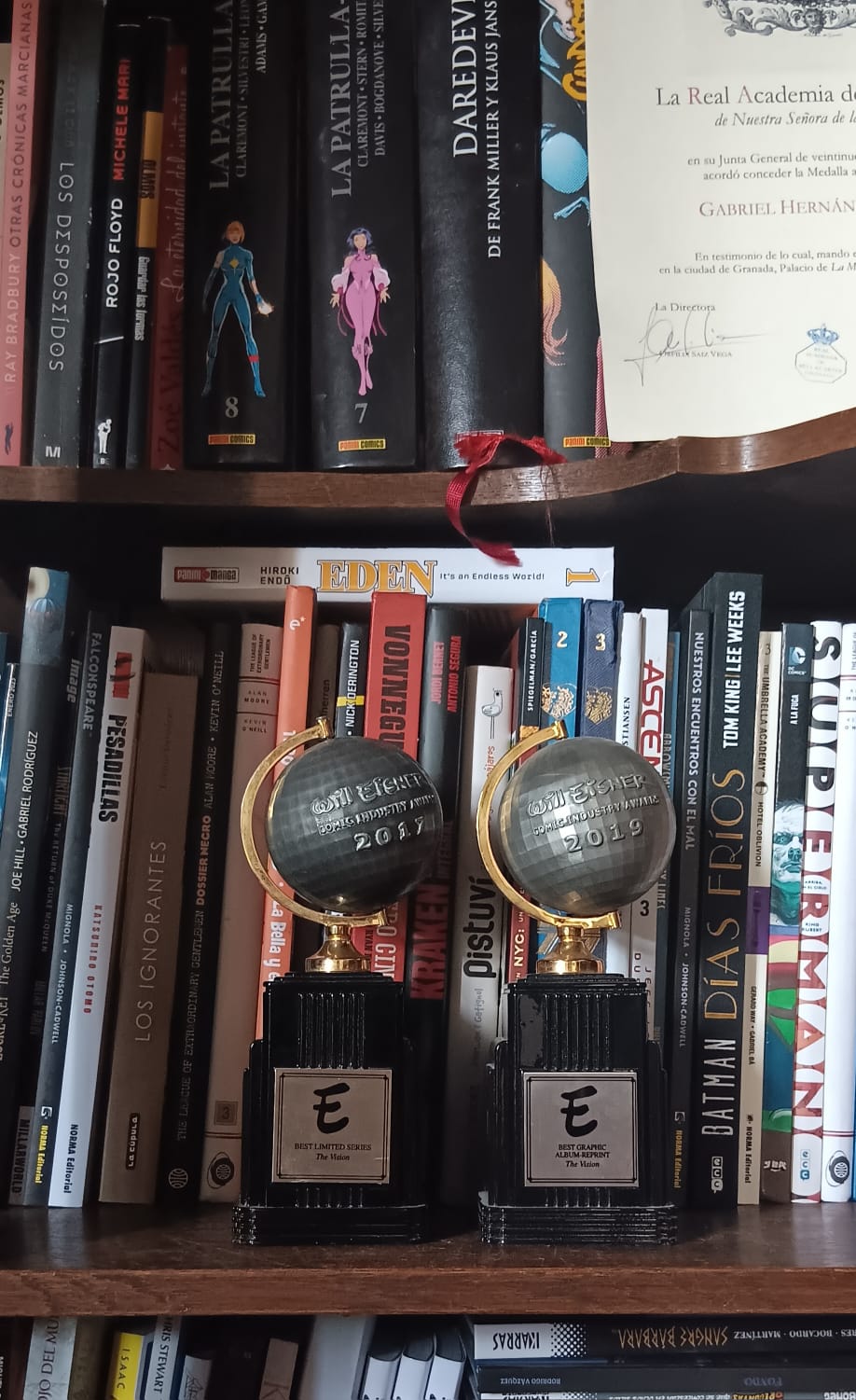 La estantería de Gabriel Hernández Walta, con sus dos premios Eisner.