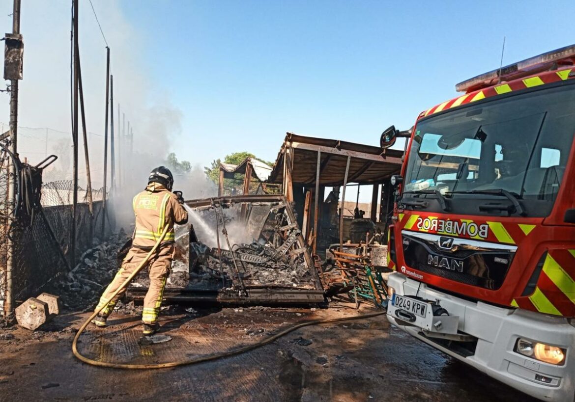 Dos afectados en el incendio de una nave de Torre Pacheco