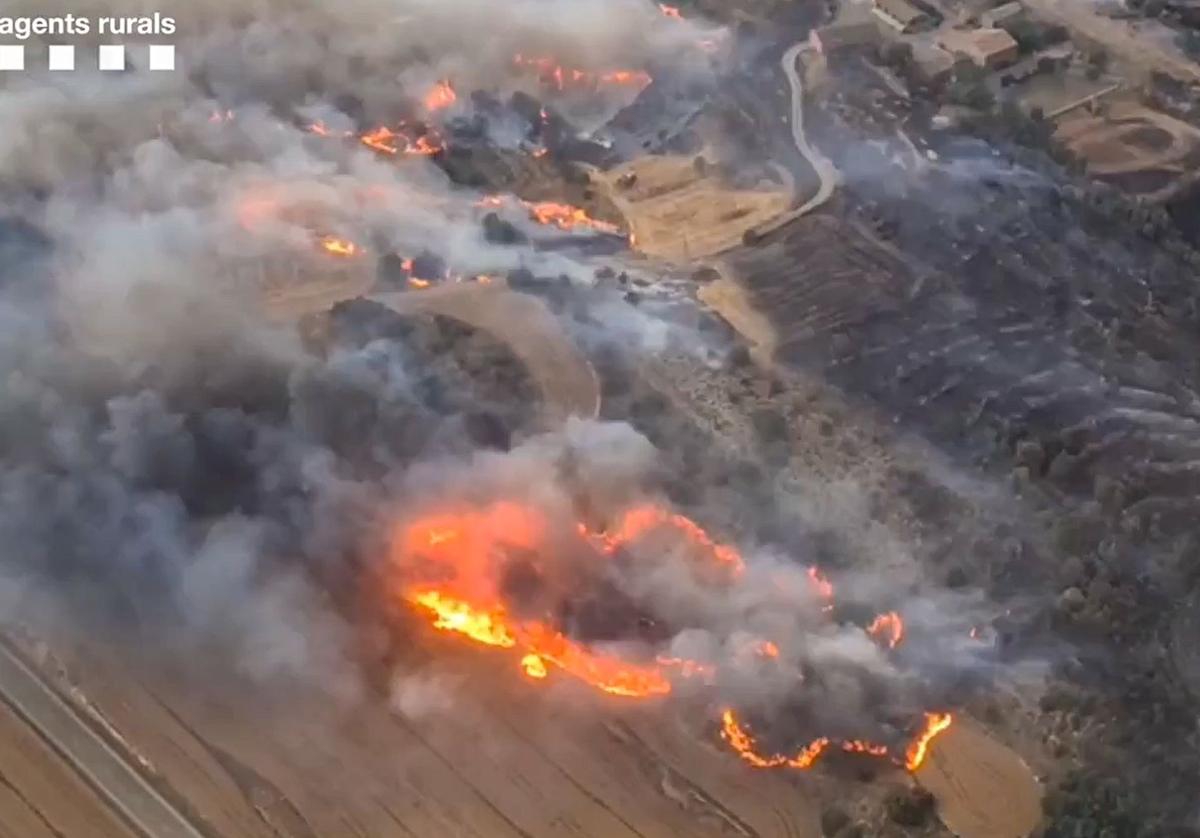 Foto aérea de los dos incendios simultáneos ocurridos este martes en la comarca de la Segarra, siendo el más importante el de Torrefeta y Florejacs.