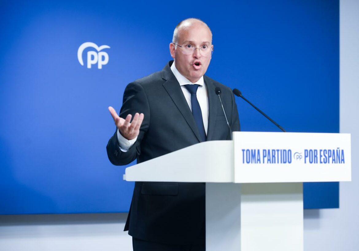El PP se desmarca de la propuesta «extrema» de Vox de deportar migrantes