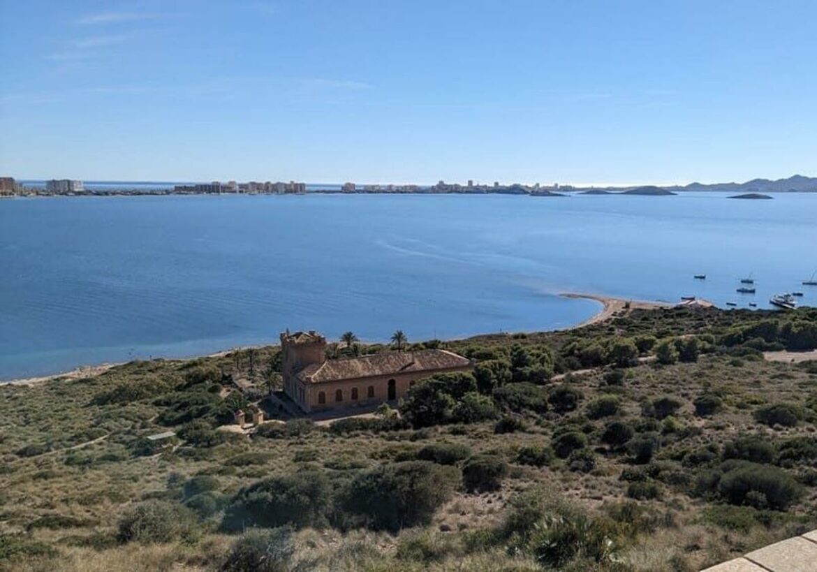Recorre una isla privada del Mar Menor: así puedes visitar su palacio, aljibes árabes y naturaleza