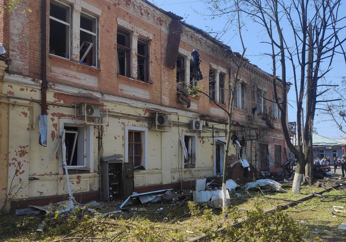 Un edificio residencial dañado tras un ataque ruso contra Járkov.