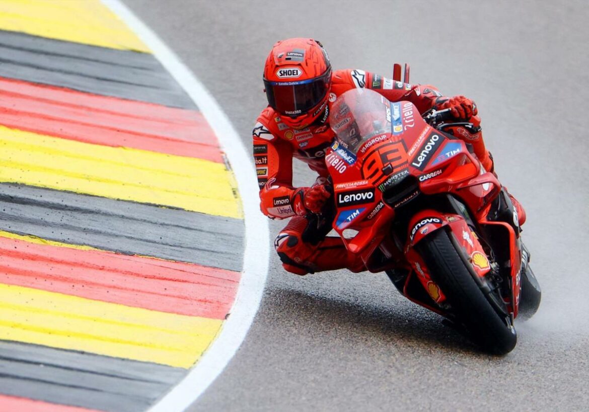 Recital de Marc Márquez bajo el agua para hacerse con la pole