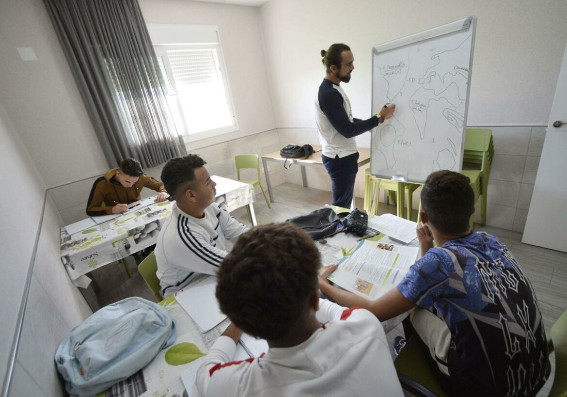 La Consejería se lanza a la compra de pisos para acoger a menores migrantes