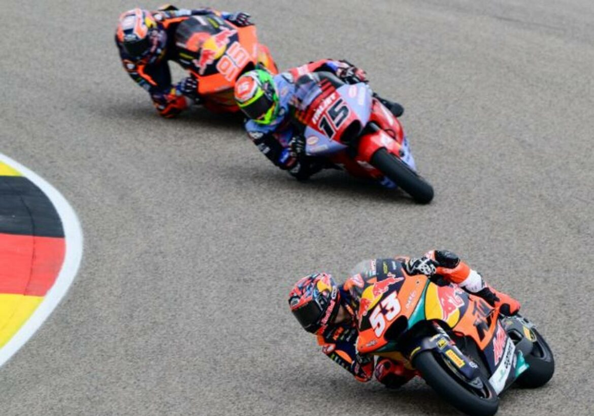 Deniz Öncü gana una accidentada e inacabada carrera de Moto2