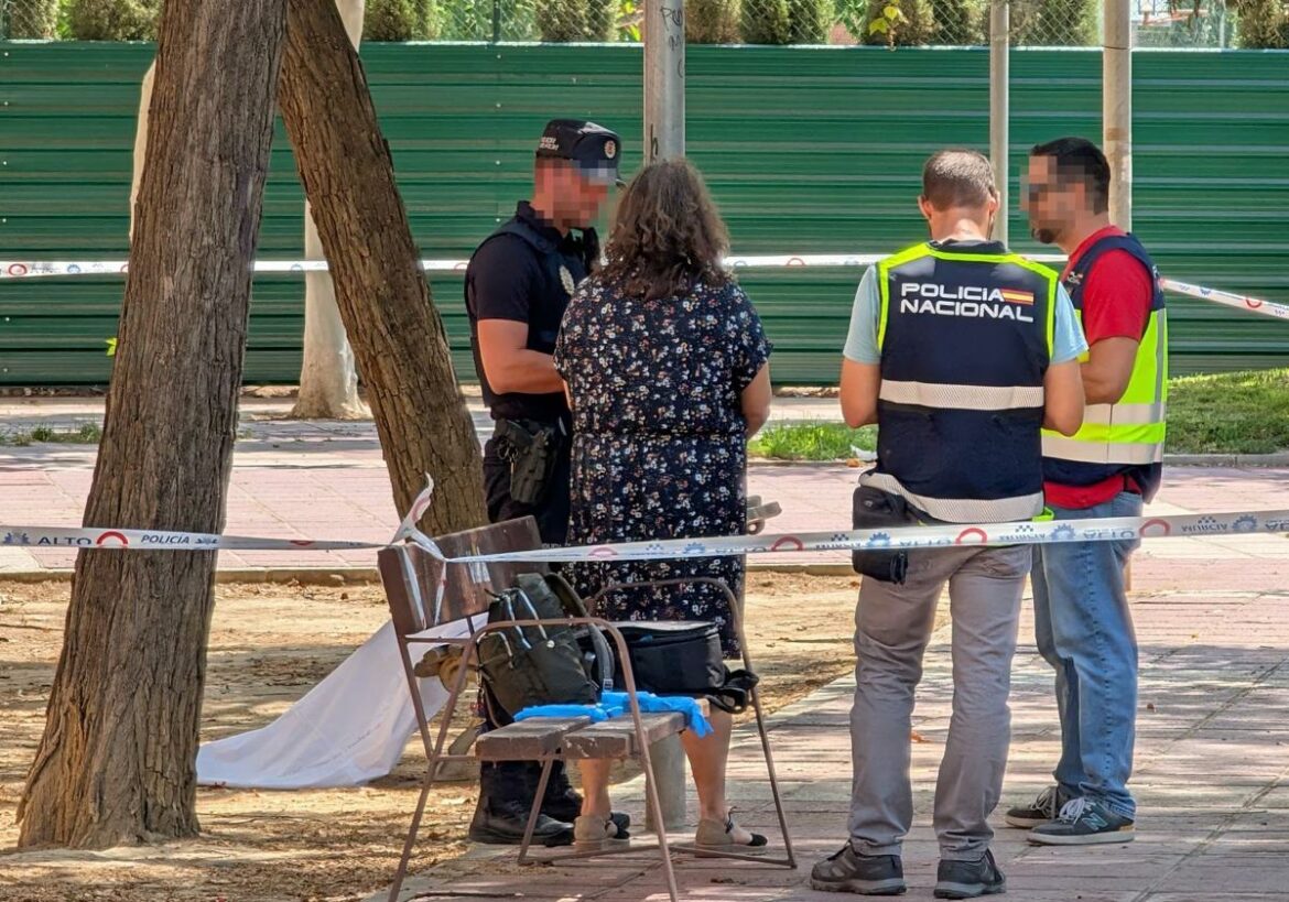 Encuentran a un anciano fallecido sobre un banco en Murcia