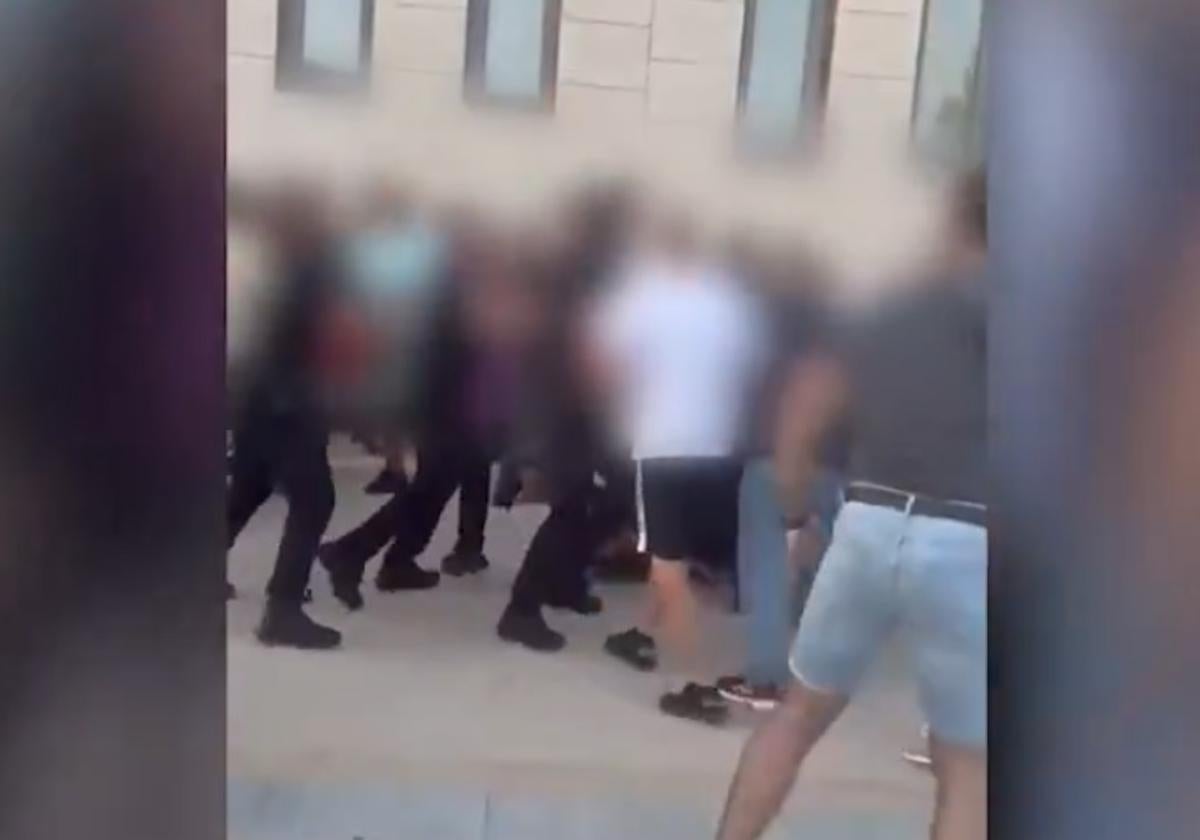 Las imágenes del vídeo corresponden a la paliza que el joven de 16 años recibió el pasado viernes en Torre Pacheco.