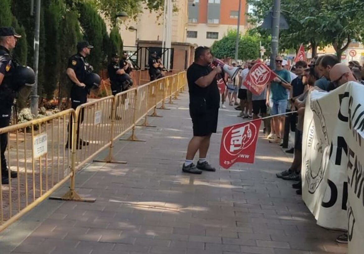 Los trabajadores de la industria auxiliar de Navantia se concentran en San Esteban