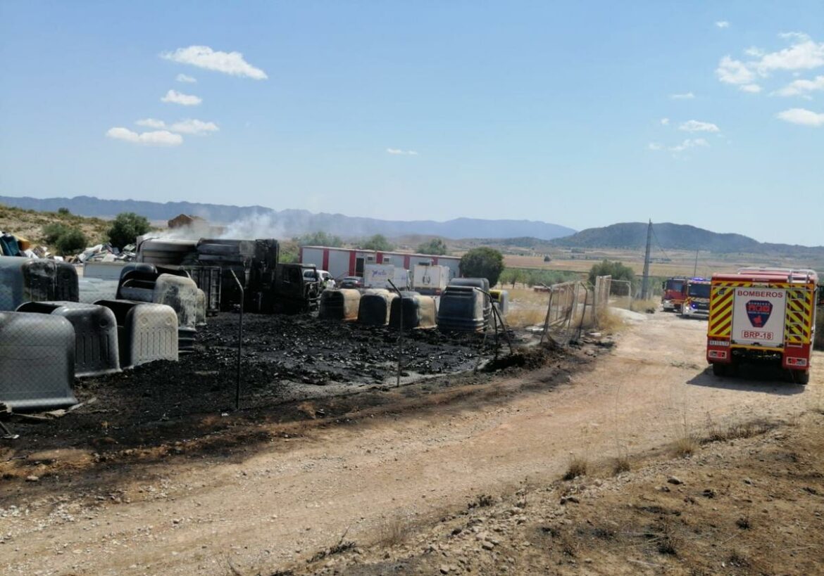 Logran extinguir el incendio en una empresa de tratamiento de residuos en Yecla