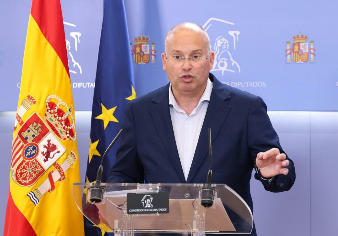 Feijóo confirma a Tellado como secretario general del PP y Ester Muñoz será portavoz en el Congreso
