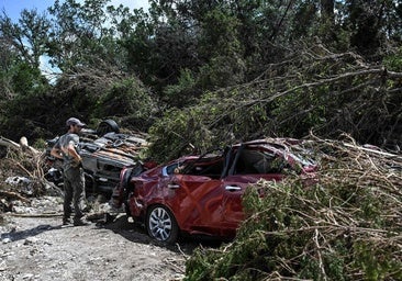 Trump visita a las víctimas de Texas mientras frena el cierre de la agencia de emergencias
