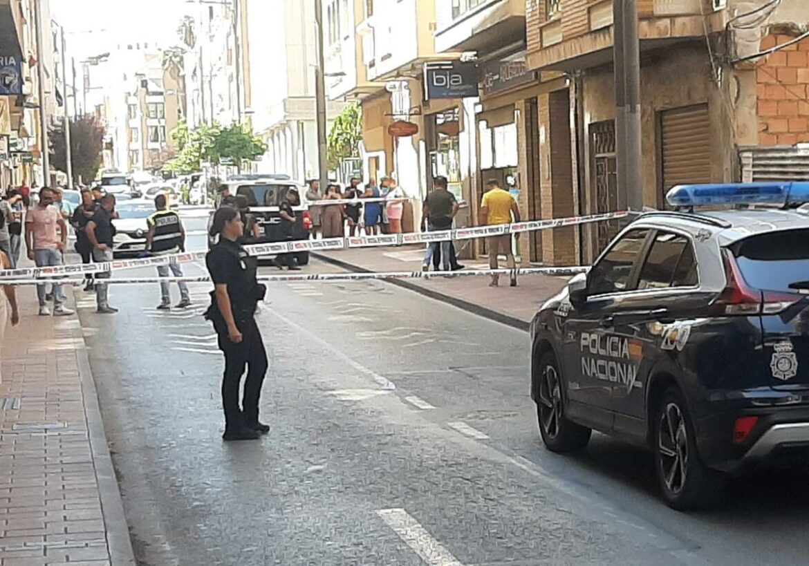 Buscan al miembro de un clan acusado de tirotear a un grupo rival a las puertas de un despacho de abogados de Lorca
