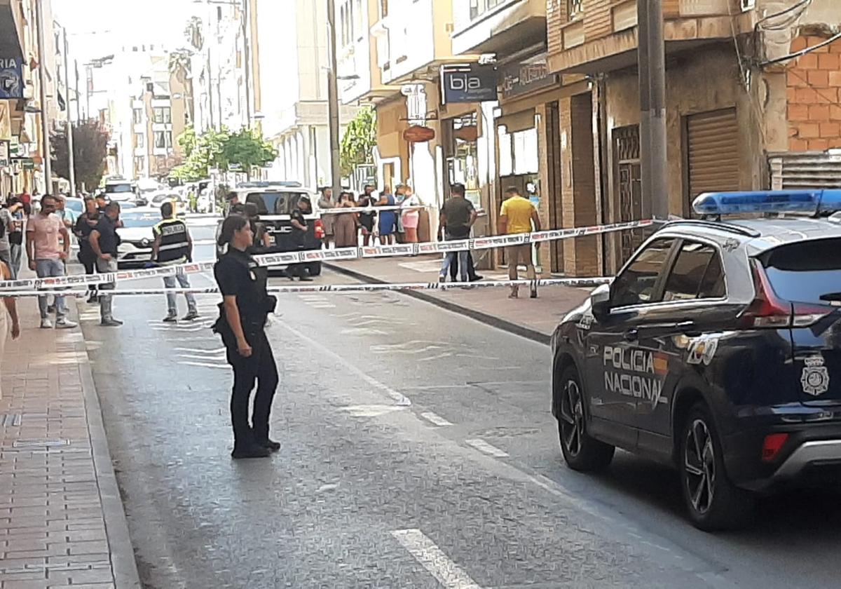 Policías, con la vía acordonada, en el lugar del suceso.