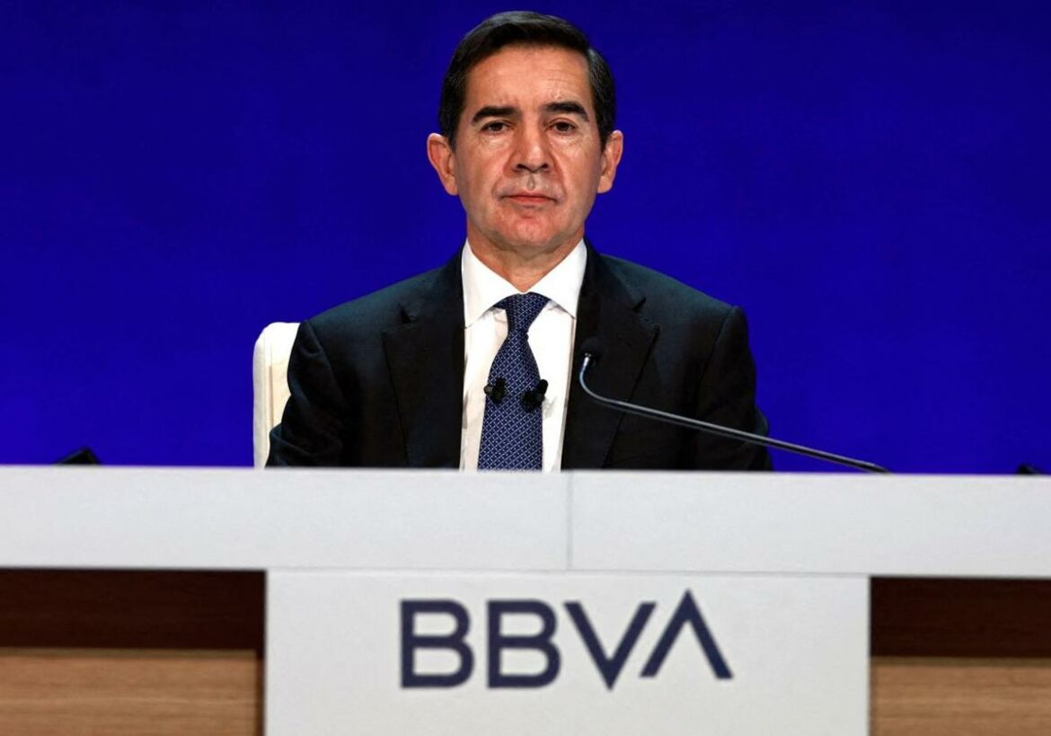 La venta de la filial británica del Sabadell al Santander fuerza a BBVA a mejorar la opa