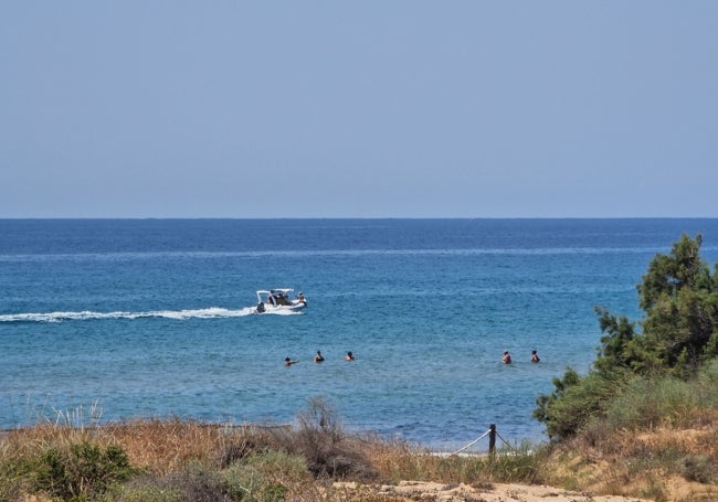 Una lancha llega a una de las calas de Calblanque.