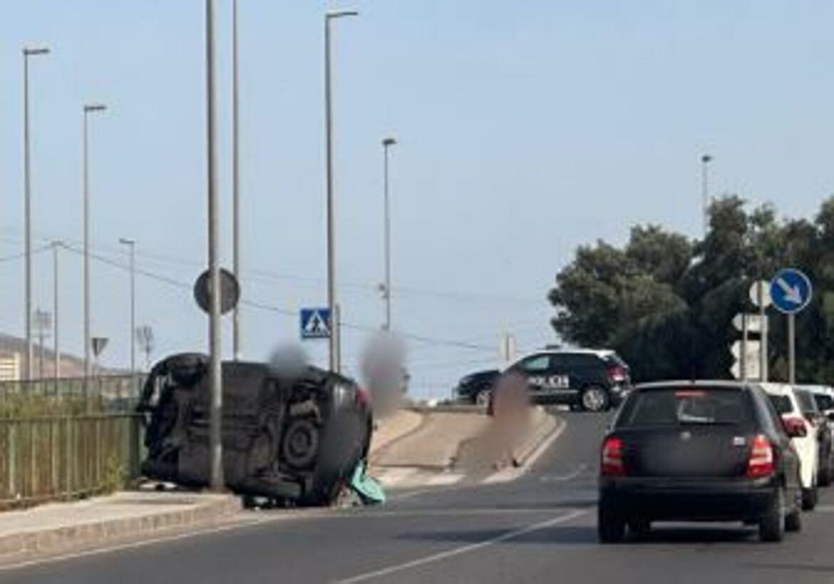 Un agente de paisano detiene al conductor de un coche que se dio a la fuga tras volcar en Cartagena