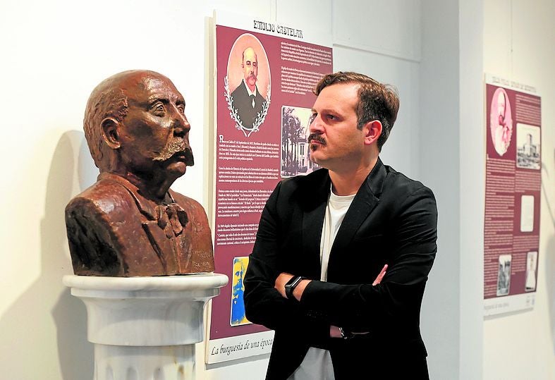 El busto de Emilio Castelar se exhibe junto a cartas y las obras del republicano.