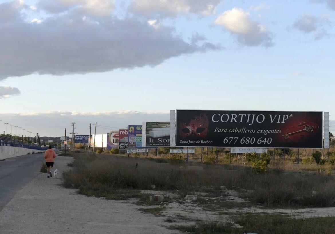 El Grupo Socialista pide aplicar la ordenanza por la proliferación de vallas publicitarias en calles de Murcia