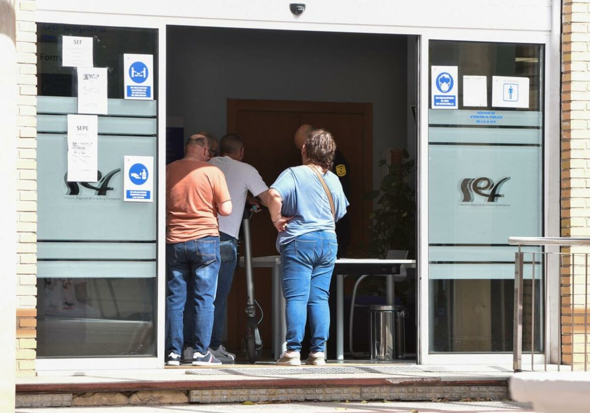 Seis de cada diez parados son mujeres pese al repunte del empleo femenino en julio