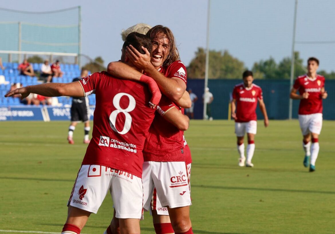 El Real Murcia de Etxeberria comienza a carburar y vence al Eldense