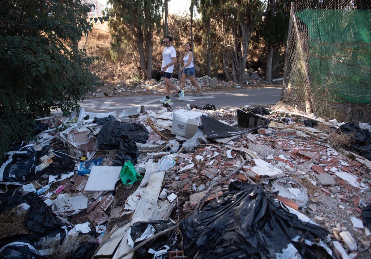 Imagen principal - Cuatro años con los mismos escombros junto a Joven Futura, en Murcia: «Cada vez crecen más»