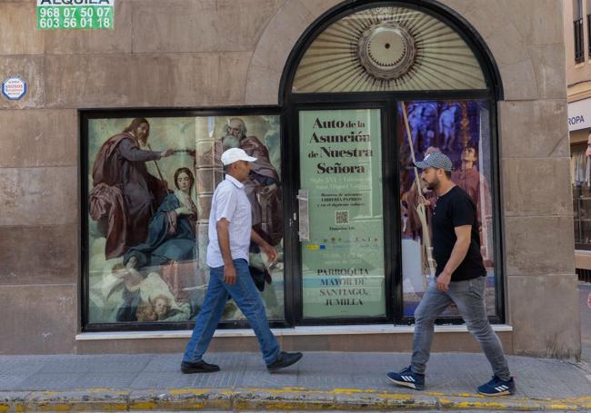 Dos hombres de origen magrebí pasean en Jumilla frente a imágenes cristianas.