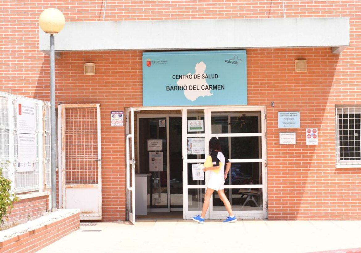 La falta de sustitutos dispara en la Región las demoras en numerosas consultas de Primaria