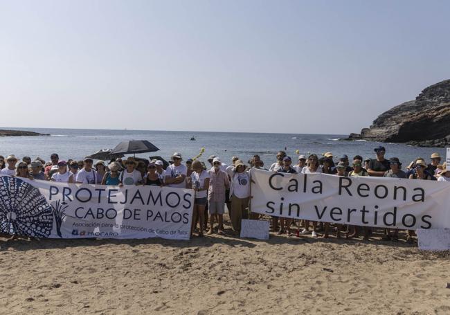 Abrazo al agua en Cala Reona, Cartagena.