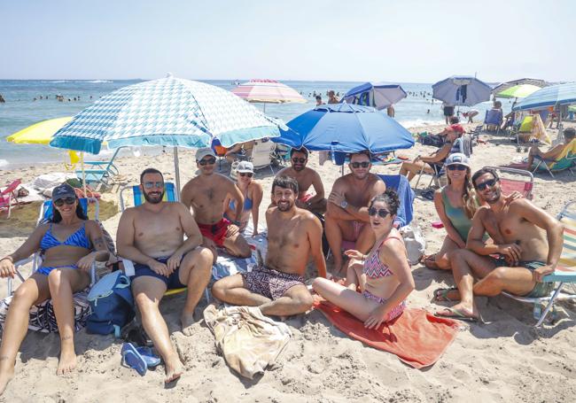 La ola de calor y el puente llenan las playas de la Región de Murcia: «Está todo a reventar»