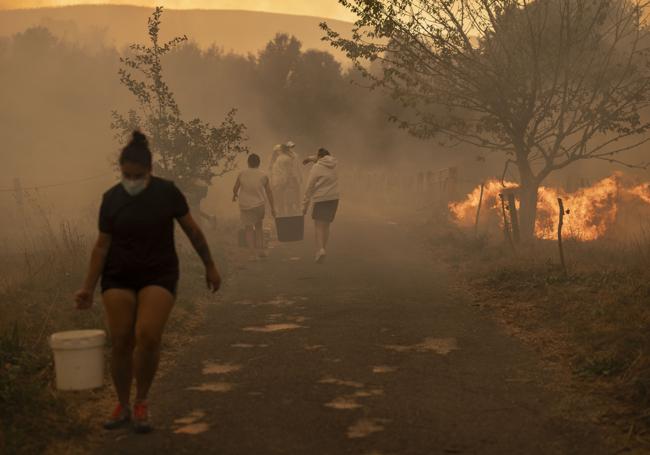 Vecinos trabajan en labores de extinción del incendio forestal de Carballeda de Avia (Ourense).