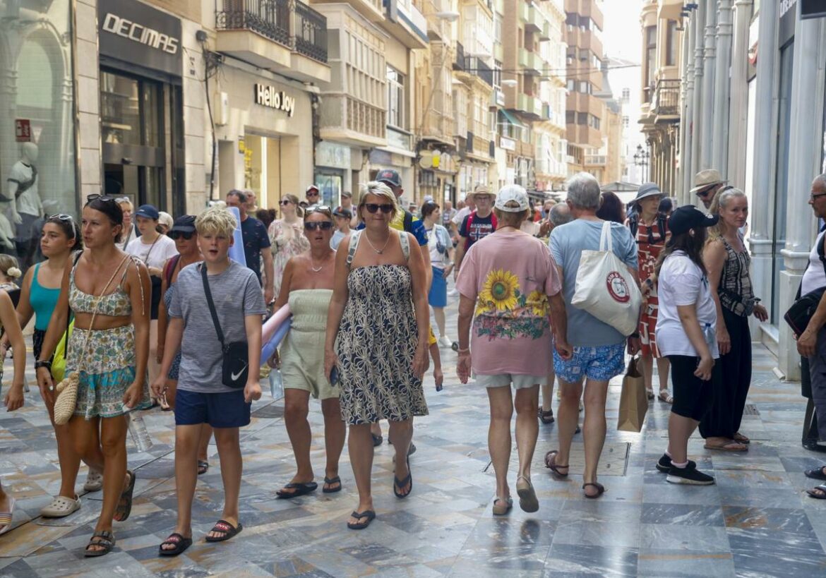 El turismo extranjero crece en julio un 14% en la Región y compensa la caída del visitante español frente a 2024