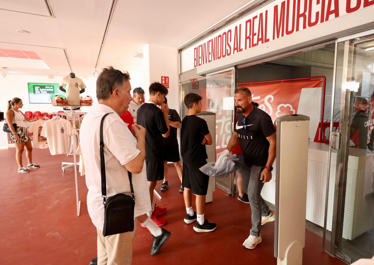 Imagen secundaria 1 - La nueva tienda del Enrique Roca, un filón para las arcas del Real Murcia