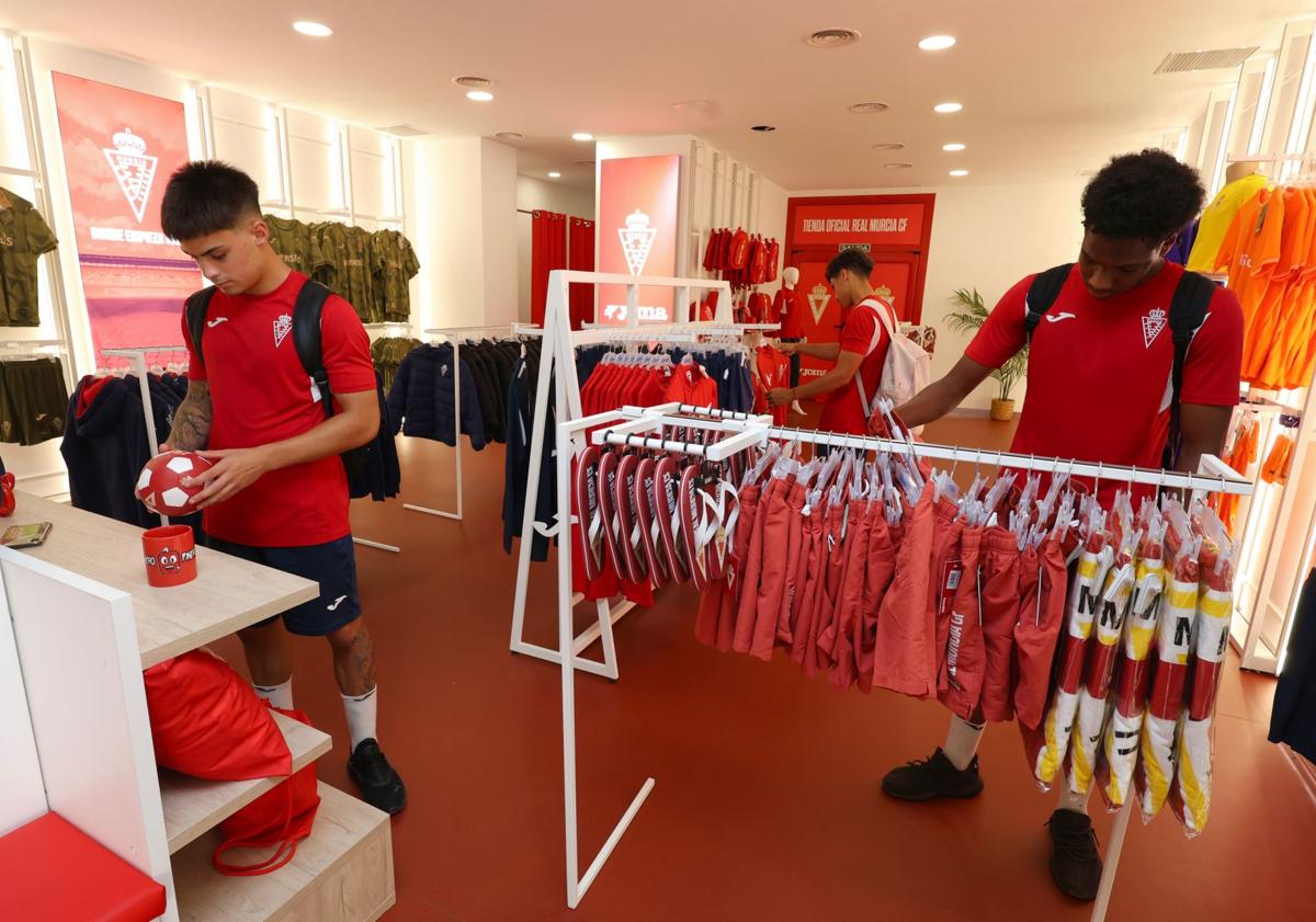 Imagen principal - La nueva tienda del Enrique Roca, un filón para las arcas del Real Murcia