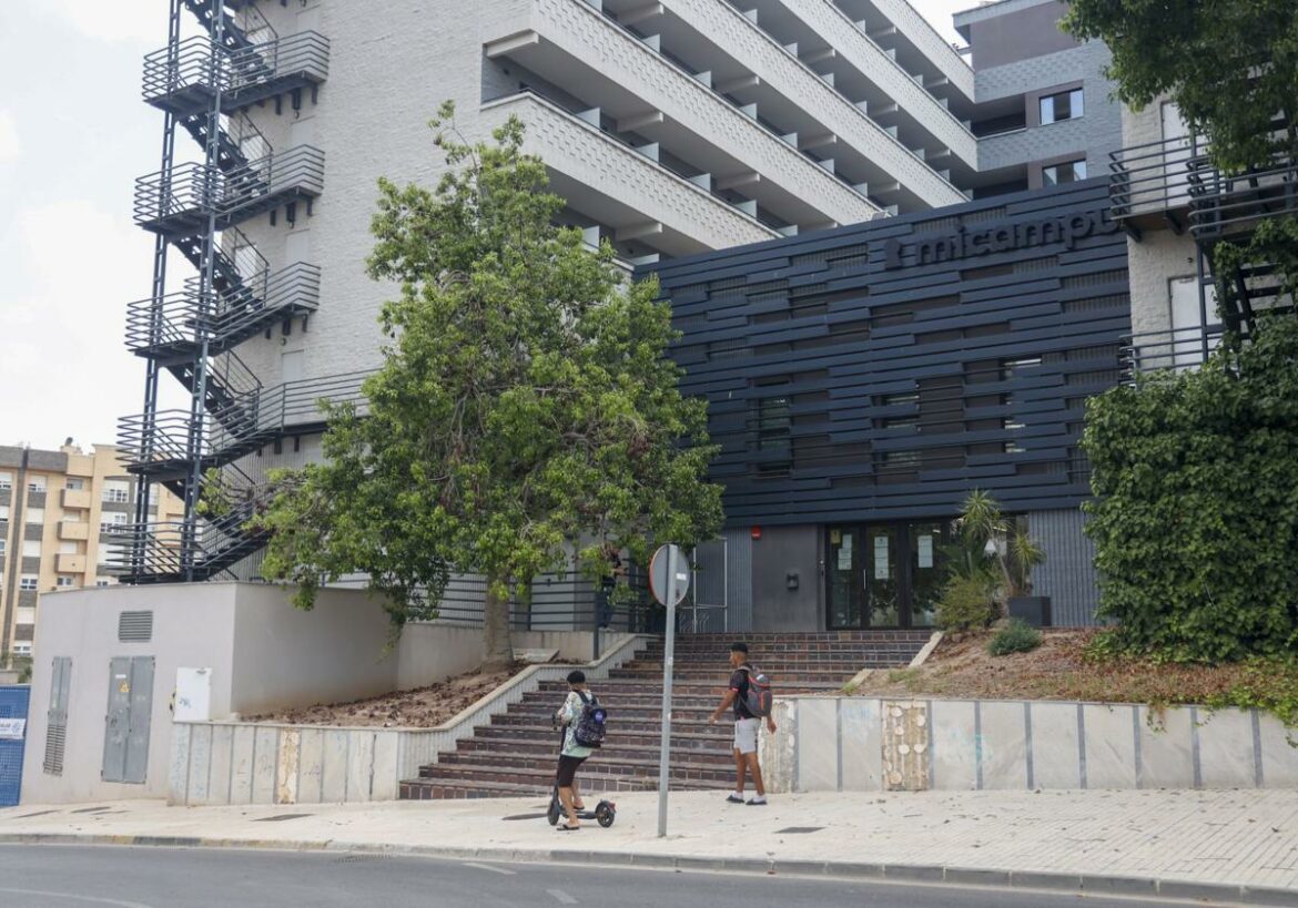 La escasez de residencias y de pisos complica el inicio de curso a los universitarios en Cartagena