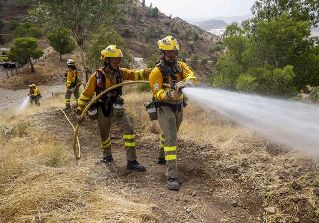 Así se preparan los bomberos forestales de la Región para los incendios: más de 250 al pie del cañón todo el año