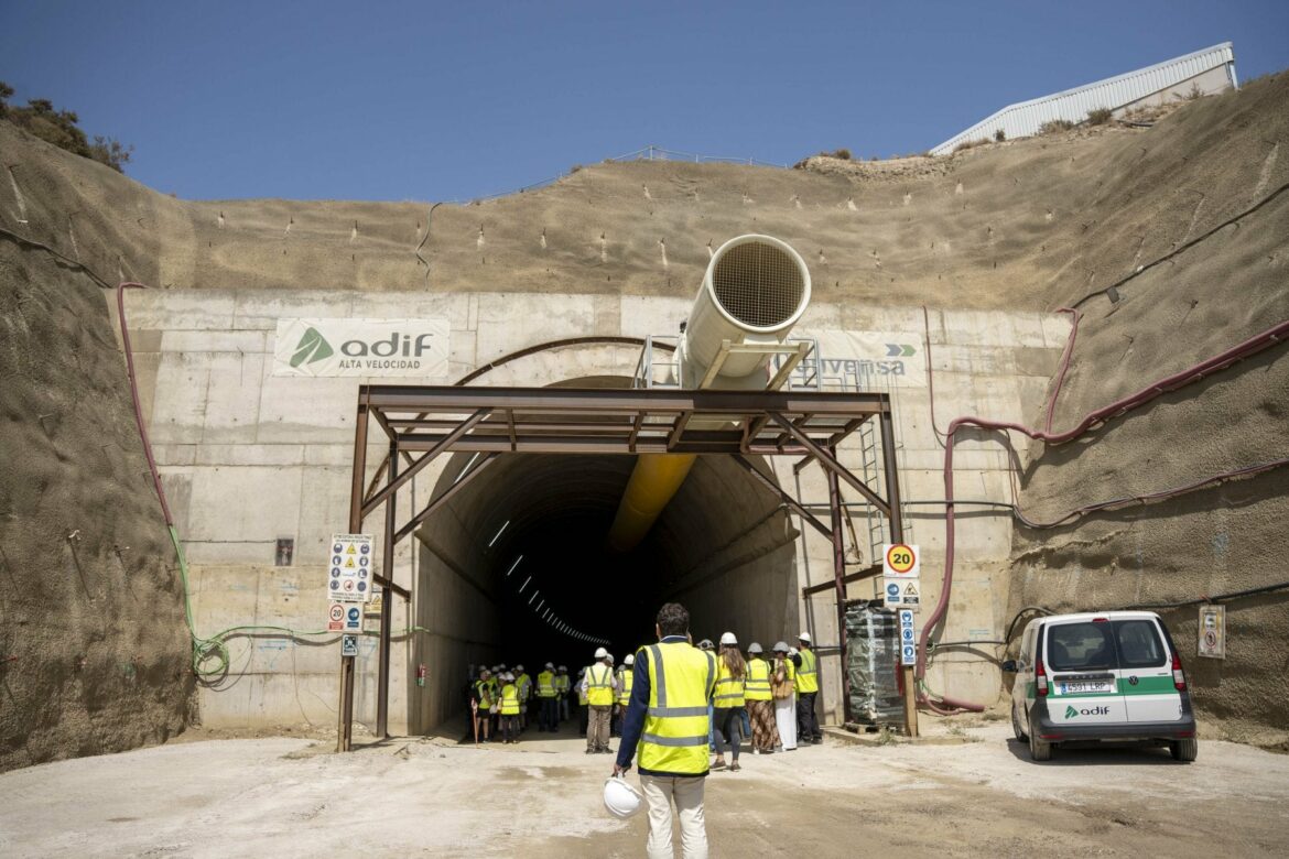 Adif tiene en marcha el montaje de vías en 125 kilómetros del trazado entre Murcia y Almería