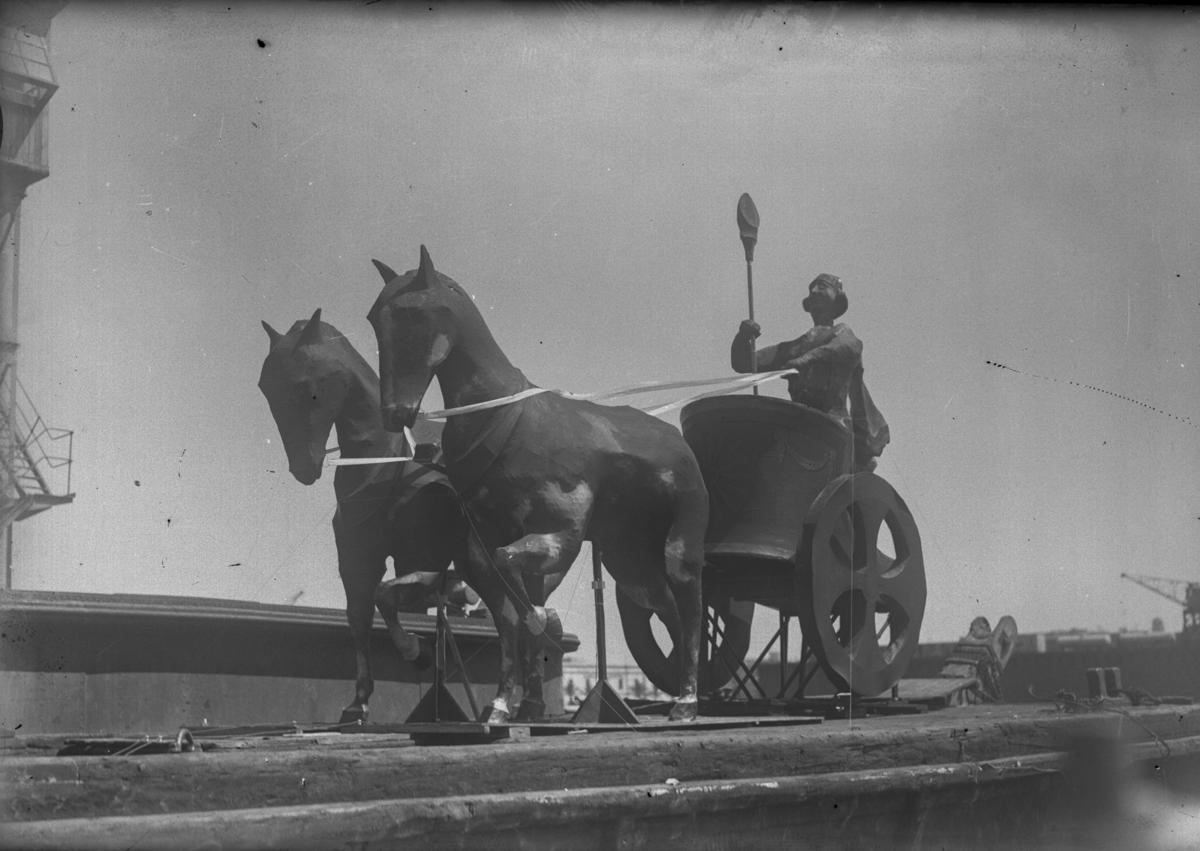 Imagen secundaria 1 - Inspiración. La decoración de las barcazas incluía esculturas de tamaños variados y referencias dispares, desde una cuadriga a unos pingüinos sobre el hielo, pasando por iconos cristianos (c. 1930). Fotografía Casaú